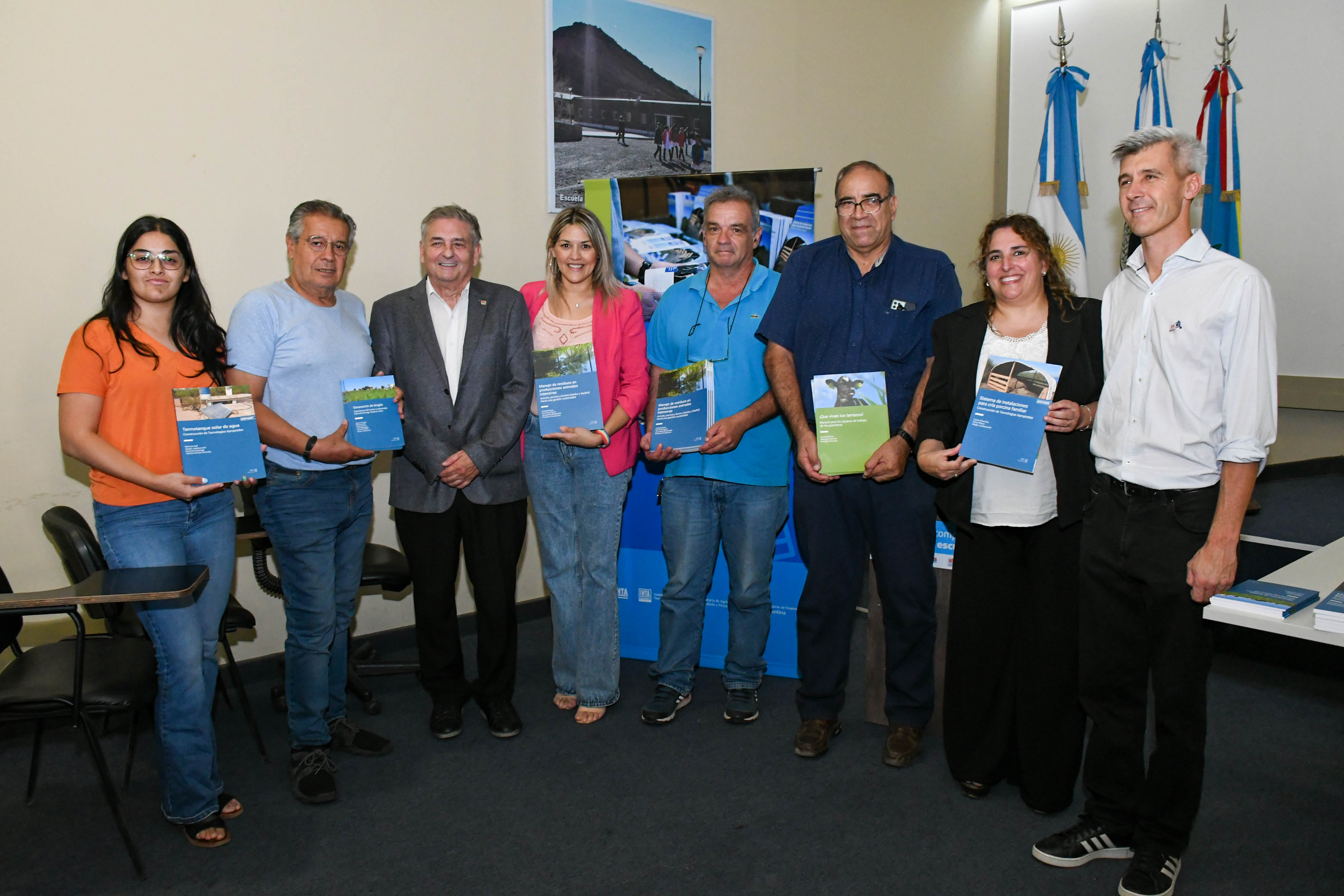 Escuelas agrotécnicas de la provincia recibieron libros de ediciones INTA