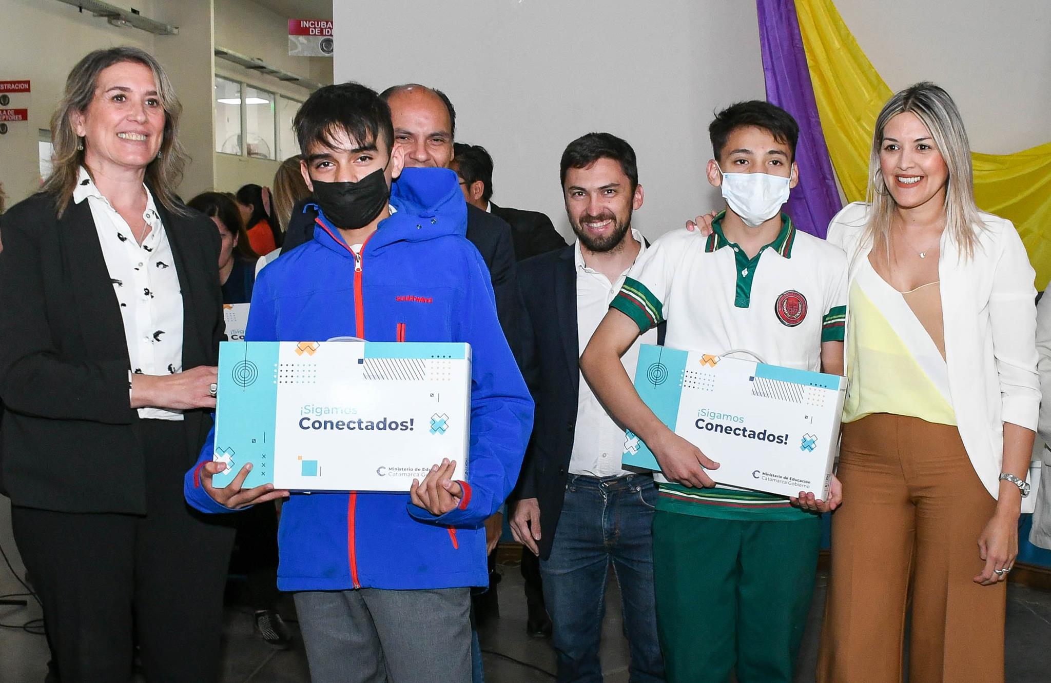 Centurion y Saadi entregaron netbooks a escuelas secundarias municipales de Capital 4