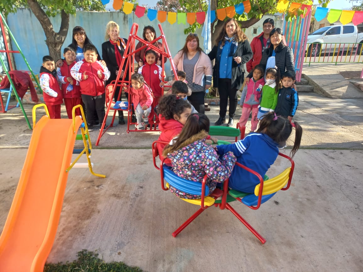 Continua la entrega de juegos de patio a los jardines de infantes de la provincia