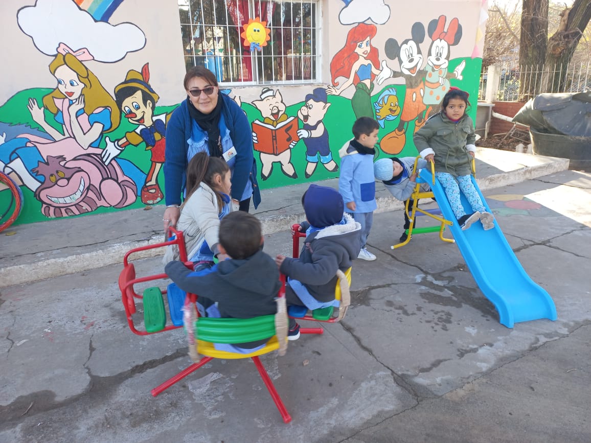 Educacion entrega juegos de patio a diferentes jardines de la provincia2