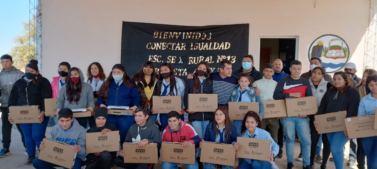 Educacion entrego computadoras a escuelas rurales de El Alto4