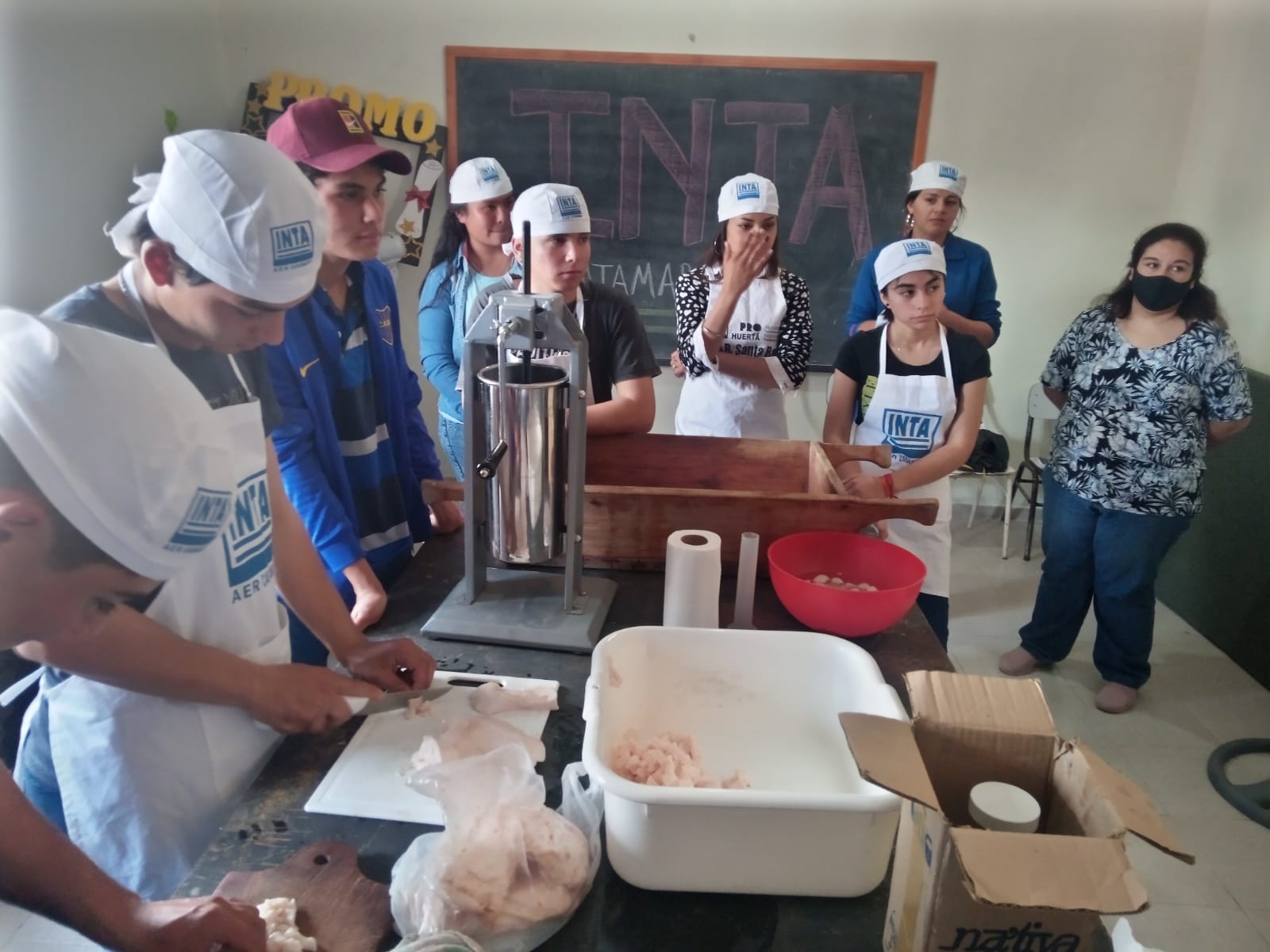 Estudiantes de la escuela rural de Albigasta se capacitaron en la elaboracion de chacinados 11