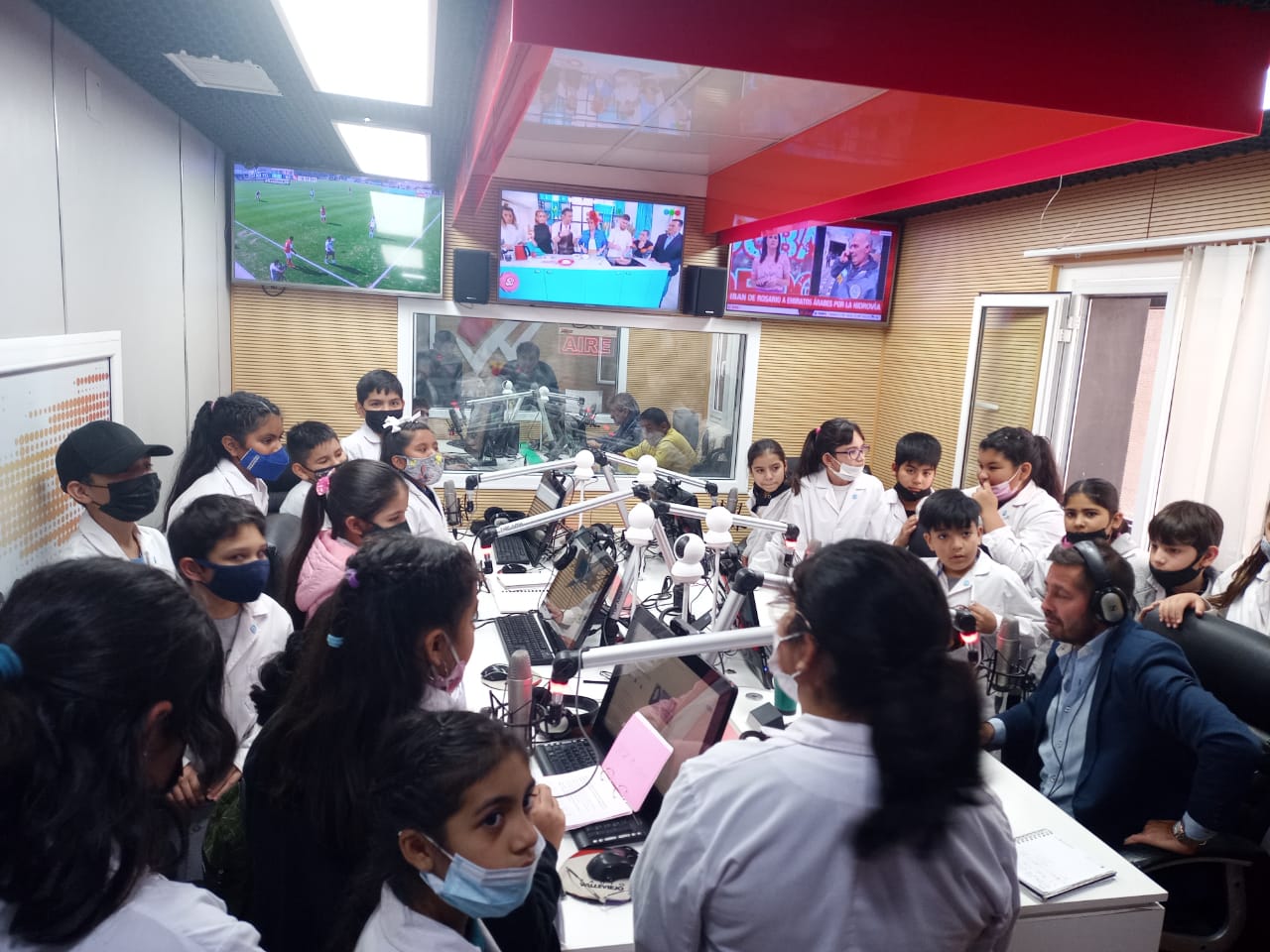 Estudiantes del Centro Educativo Multinivel N2 Valle Chico visitaron la radio Valle Viejo6