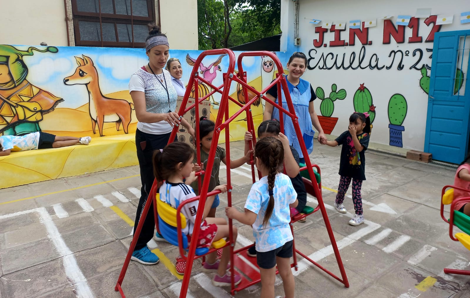 Continúa la entrega de juegos de patio a los jardines de infantes de la provincia