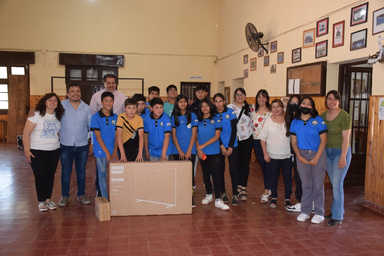 Los alumnos del nivel secundario ganadores del concurso Mi Escuela es Mundial de Copacabana recibieron su premio