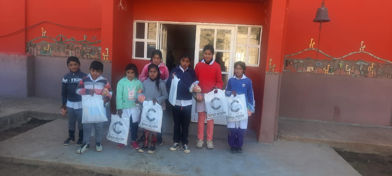 Educación entregó mobiliario mochilas y kits escolares a los estudiantes de la Escuela de Culampajá y Minas de Culampajá1