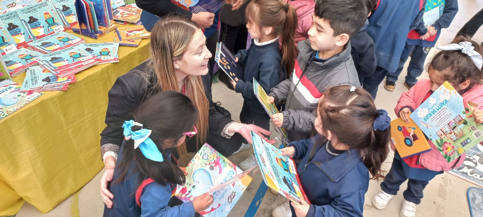 Educación entregó libros a los Jardines de infantes de los Colegios Virgen Niña y Juan Pablo II3