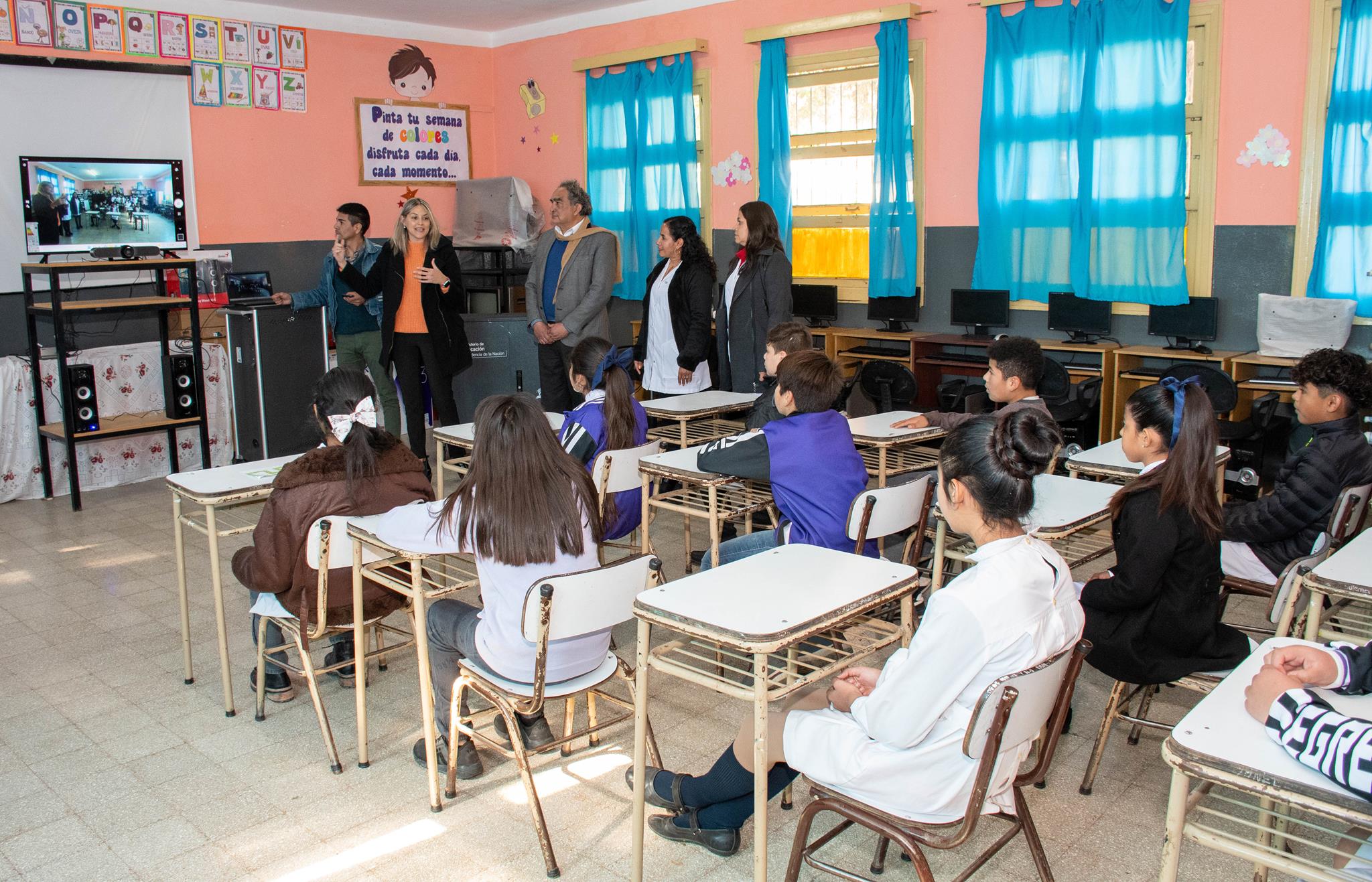 Entrega e instalación de equipamiento tecnológico para escuelas primarias de Belén que formarán parte del proyecto de clases remotas de inglés1