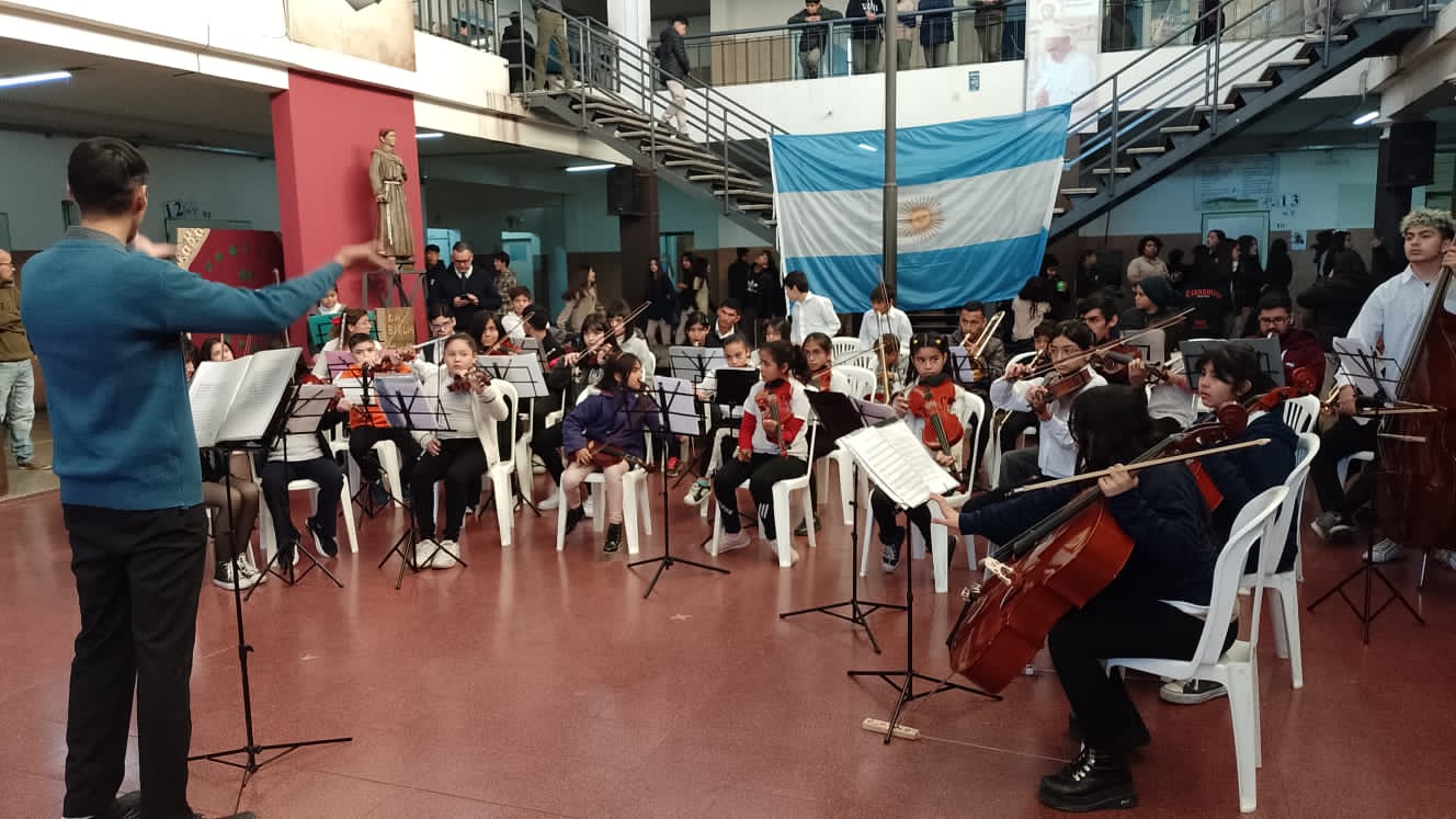 La orquesta del Ministerio de Educación llevó su música al Colegio de la Quintana1