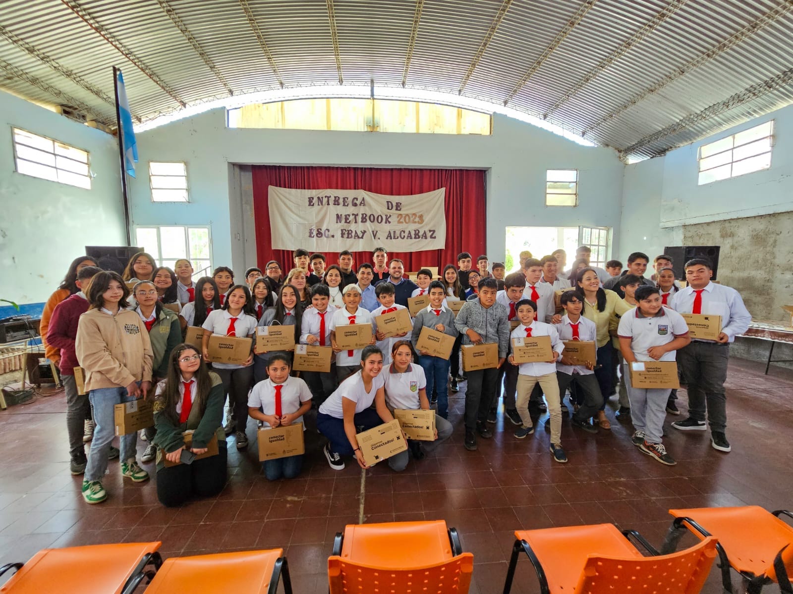 63 estudiantes de la escuela agroganadera de Paclin recibieron netbooks educativas1