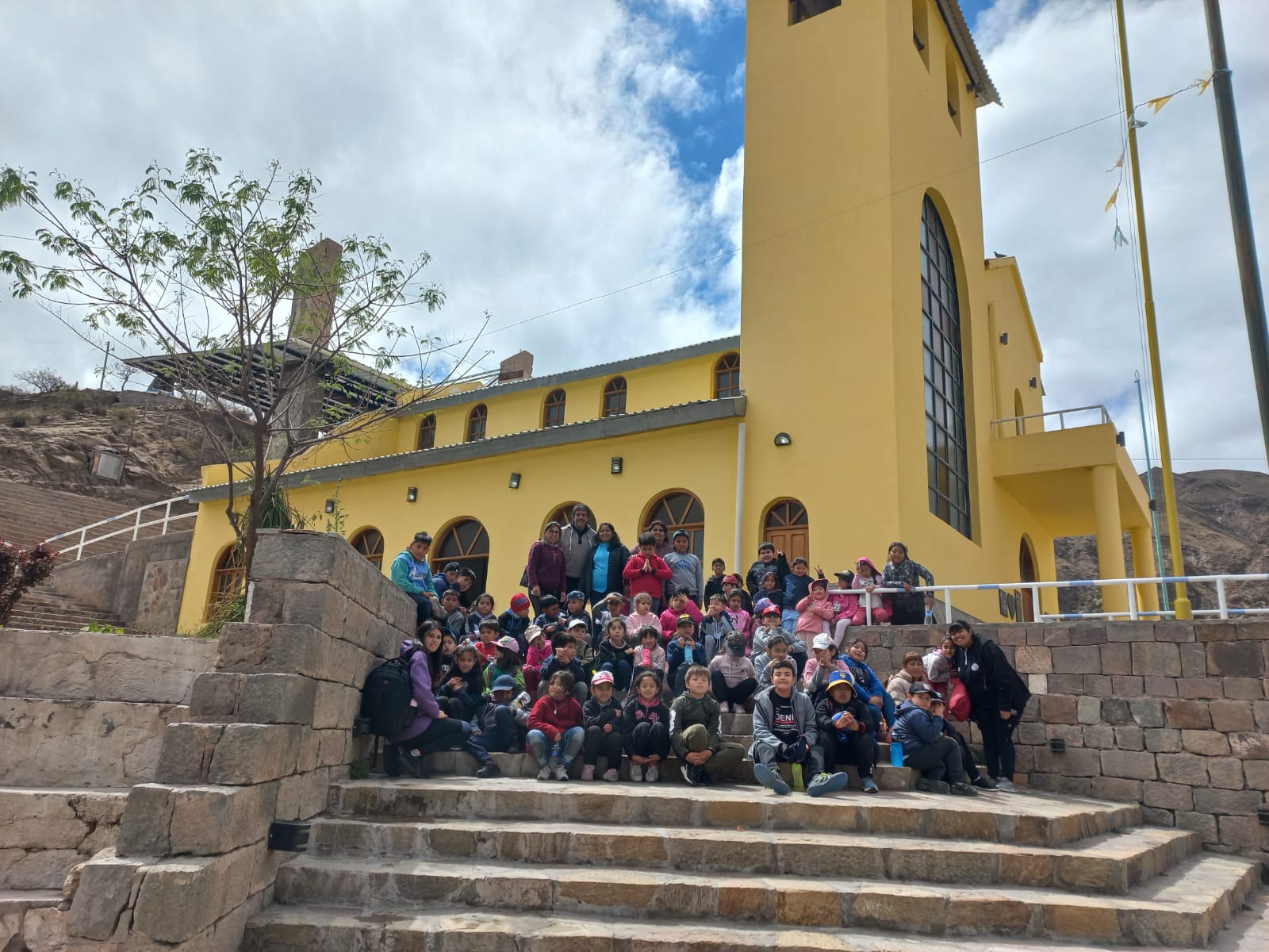 Alumnos y docentes de la Escuela Primaria N263 visitaron la localidad de Villa Vil1