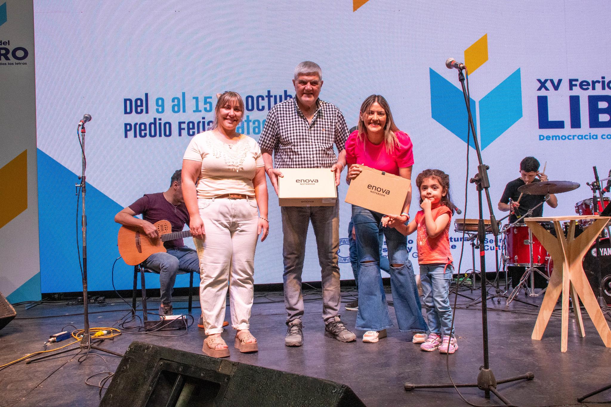 Una docente del Colegio Senet y una alumna de la Escuela Rivera del Valle fueron las ganadoras de las notebooks en la Feria del Libro4