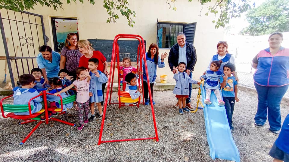 Educación entregó juegos de patio y materiales para el JIN Nº10 de Andalgalá1