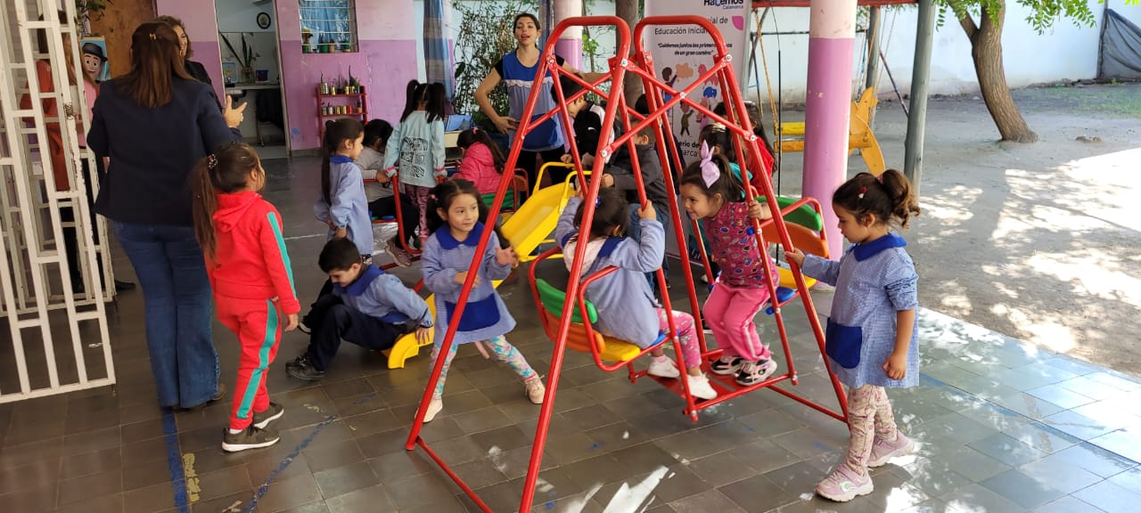 Educación entregó un juego de patio y pintores para jardines de infantes de Capital3