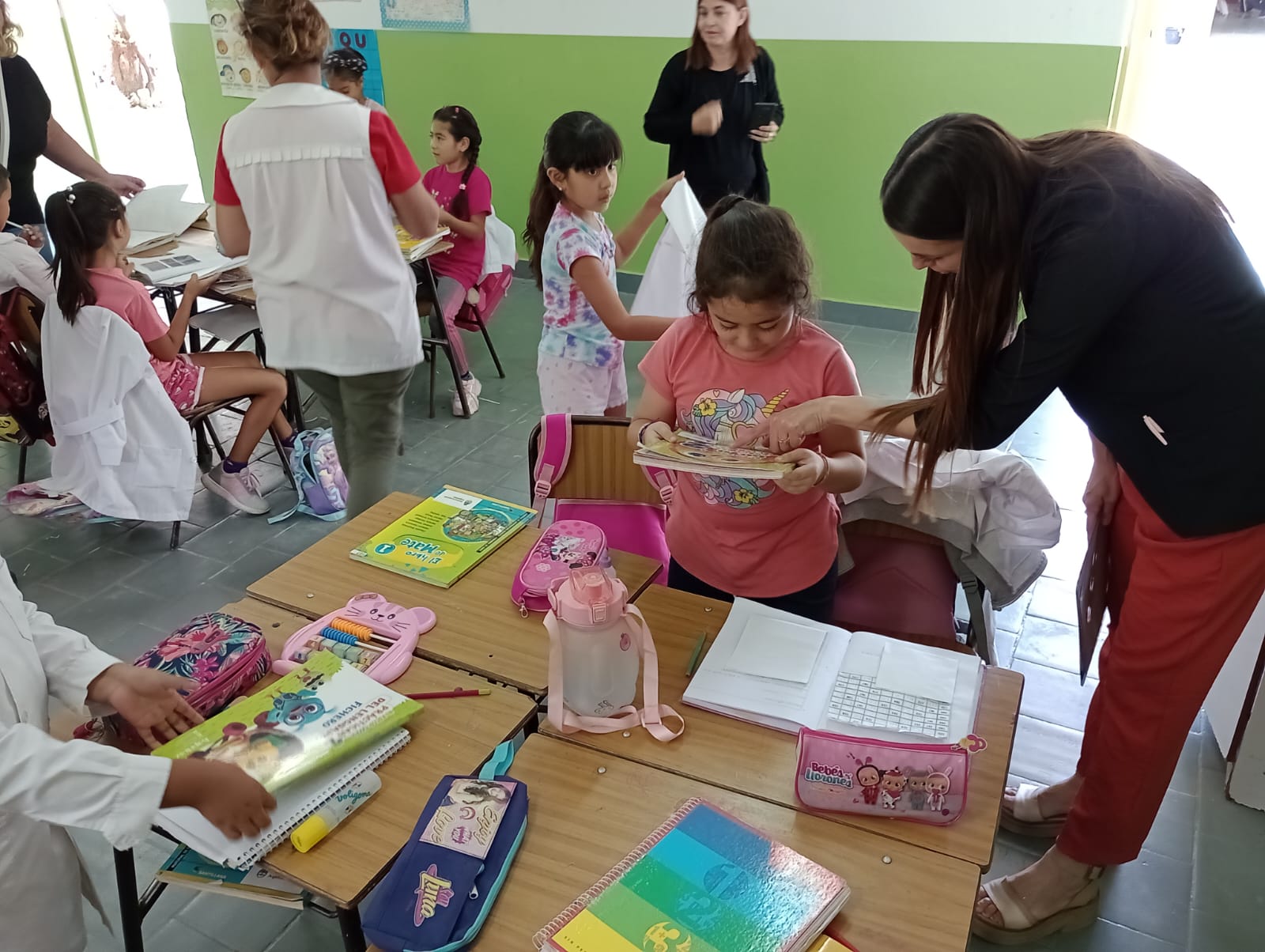 Educación entregó una heladera a la Escuela N32 de Colonia del Valle y monitoreó el trabajo con Libros para Aprender6