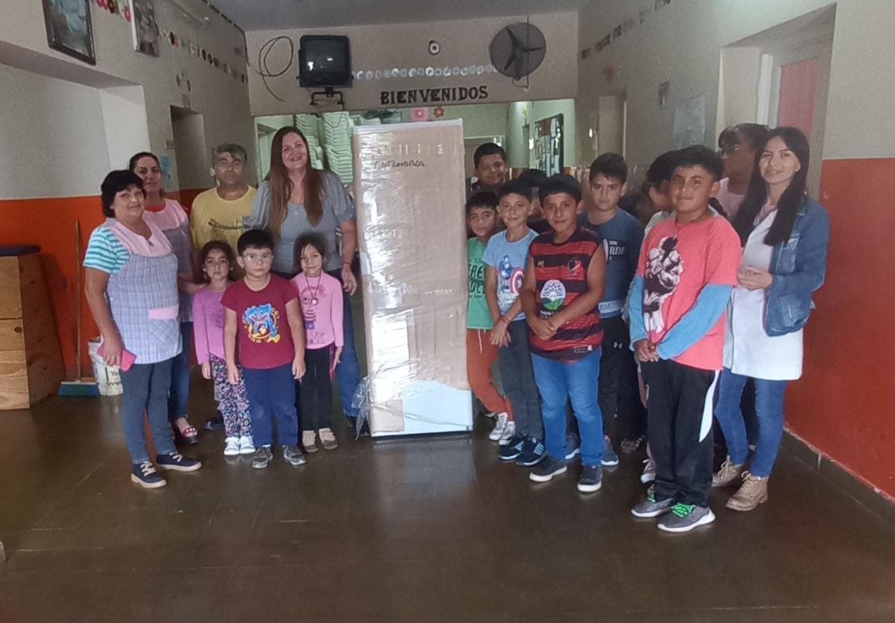 Educación entregó una heladera nueva a la Escuela N 375 de Paclín