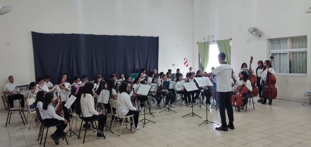 La Orquesta del Ministerio de Educación brindó un concierto didáctico para alumnos de Valle Chico6