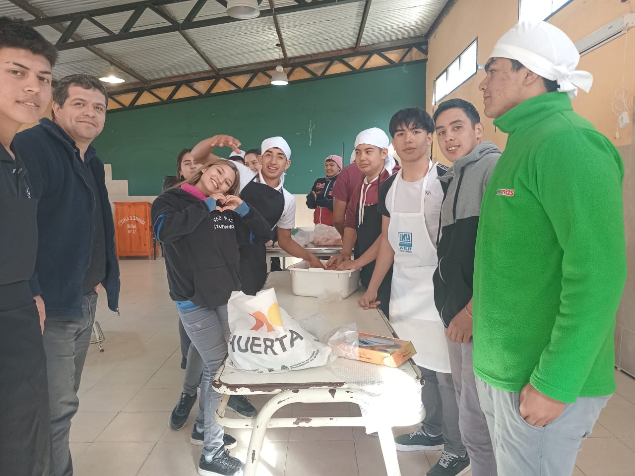 Alumnos de la Escuela Secundaria Rural N12 de Guayamba se capacitaron en la elaboración de chacinados5