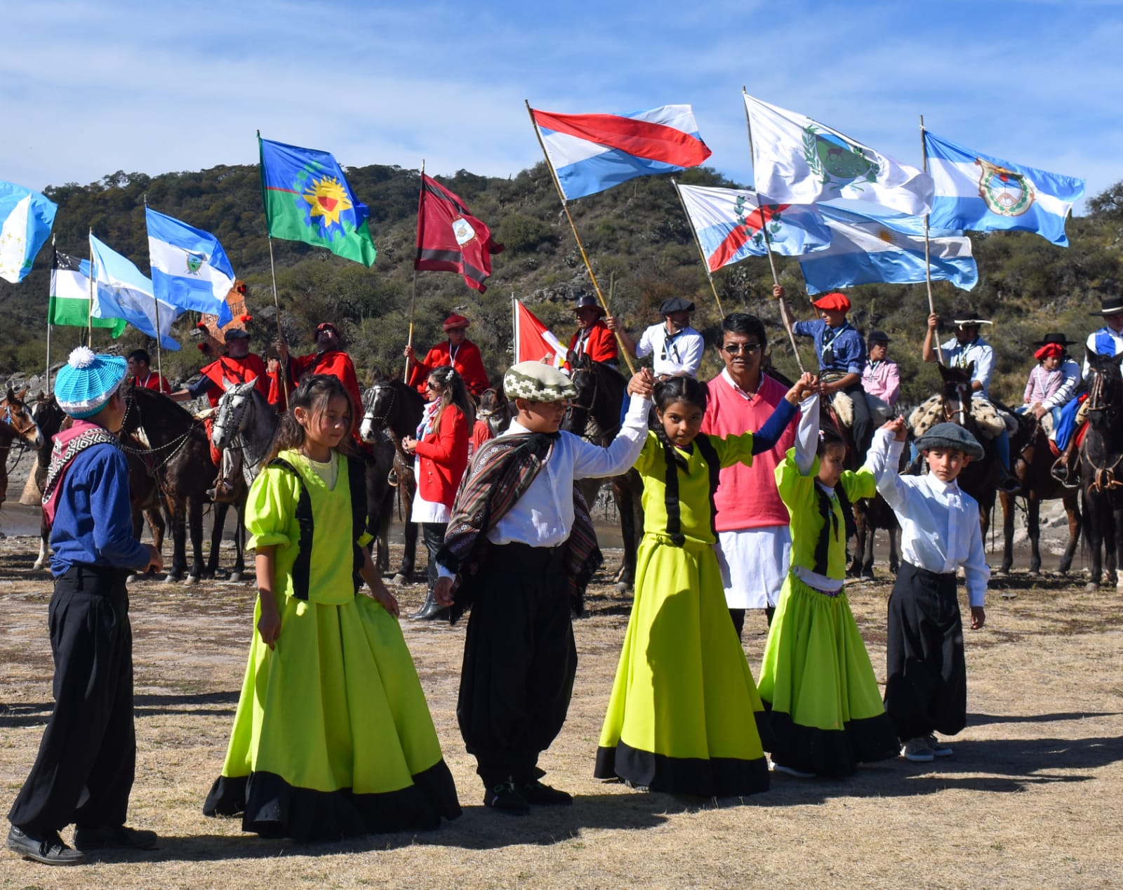 Alumnos de Ancasti prometieron lealtad a la bandera de la patria a orillas del Dique de Ipizca2