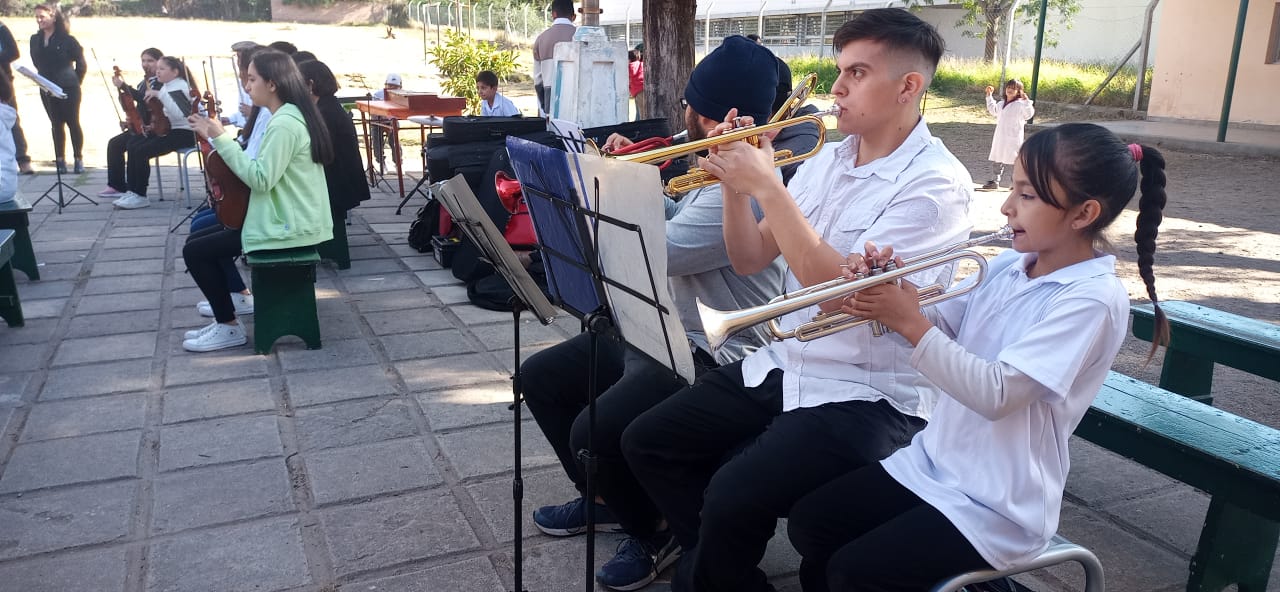 La Orquesta del Ministerio de Educación brindó un concierto didáctico en la Escuela N 324 de Capital3