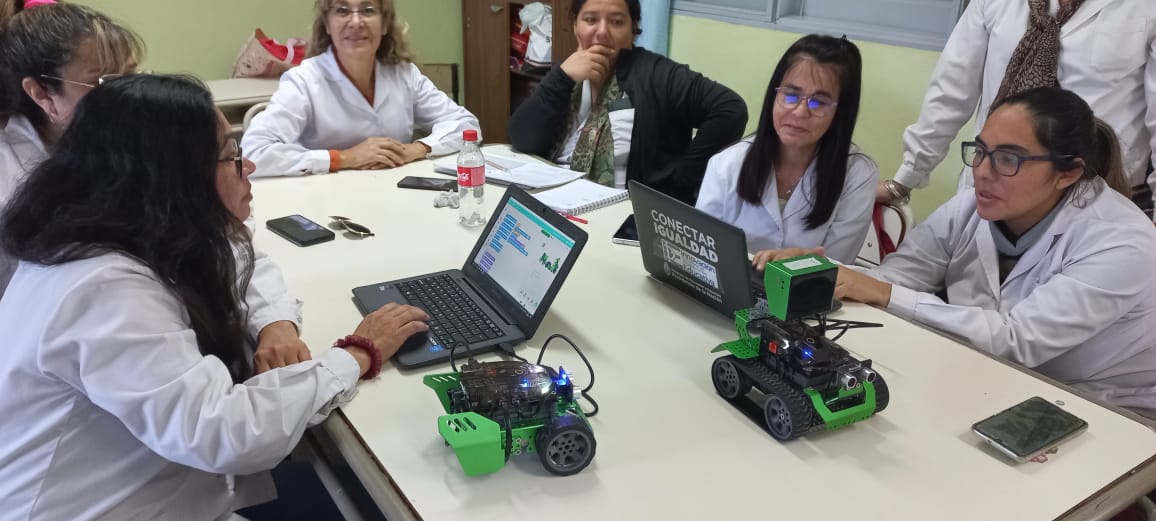 Taller de programación y robótica con docentes de la Escuela Primaria N2291
