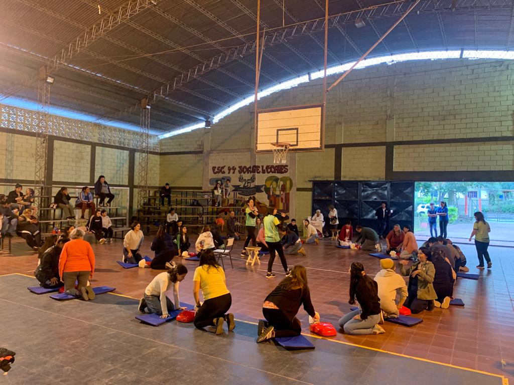 Docentes y alumnos de la Escuela Secundaria N44 de Miraflores se capacitaron en primeros auxilios RCP y Maniobra de Heimlich 5
