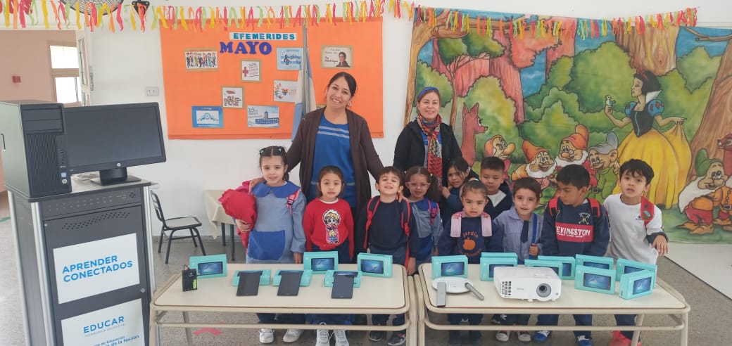 Educación continúa entregando Aulas Digitales Móviles a los jardines de infantes de Catamarca1
