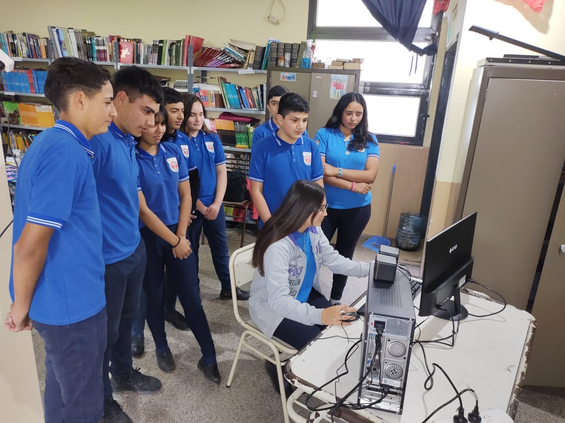 Educación entregó computadoras para la edición de videos a dos escuelas de la provincia2