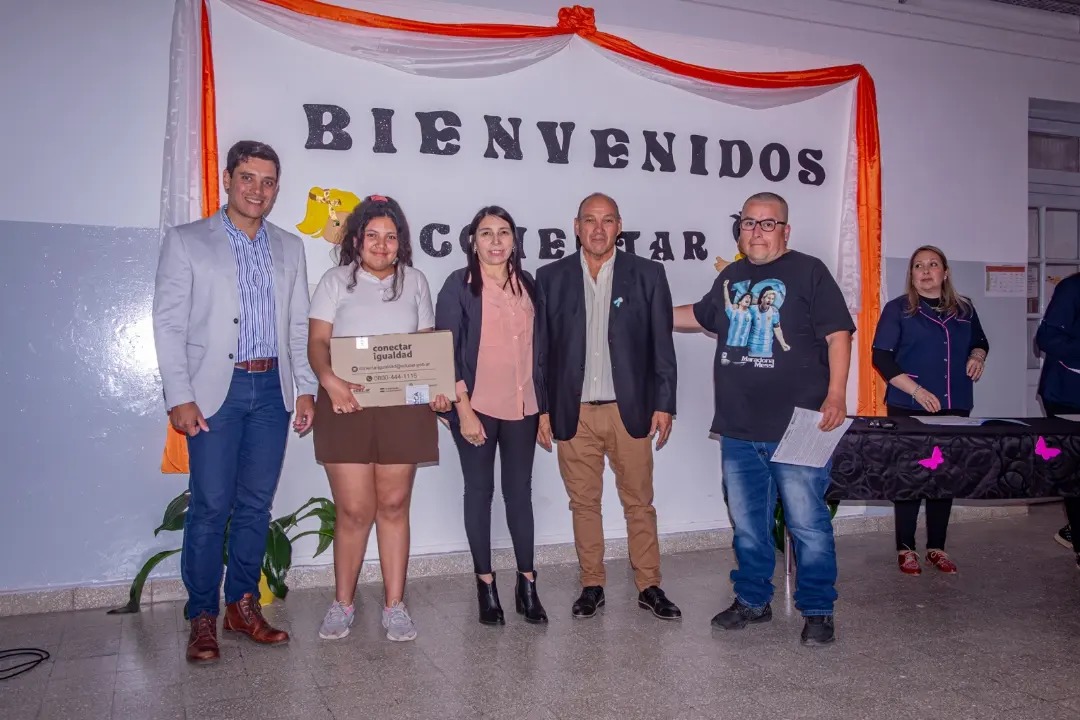 44 alumnos de Las Pirquitas y La Carrera ya cuentan con sus netbooks educativas 3