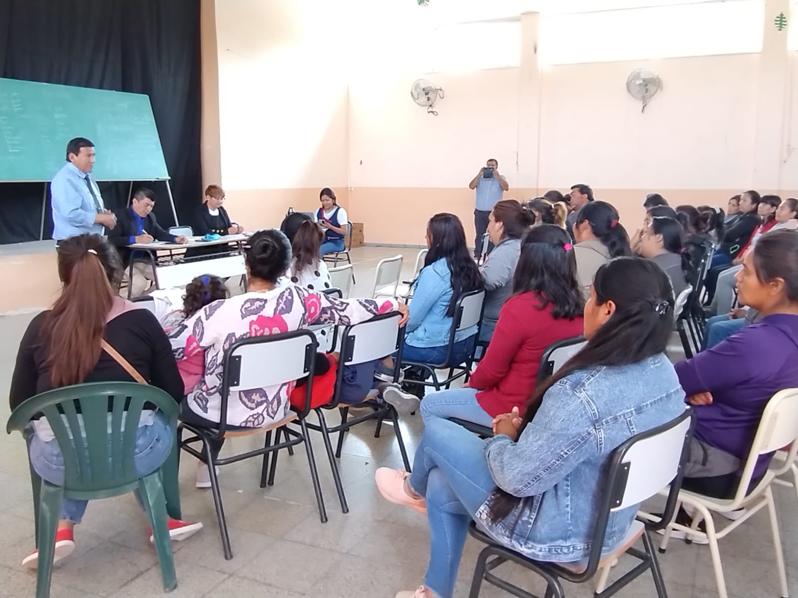 El equipo directivo de la Escuela Secundaria N40 de Hualfin se reunio con padres8
