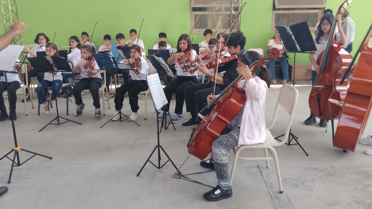 La orquesta del Ministerio de Educacion se presento en dos instituciones educativas3