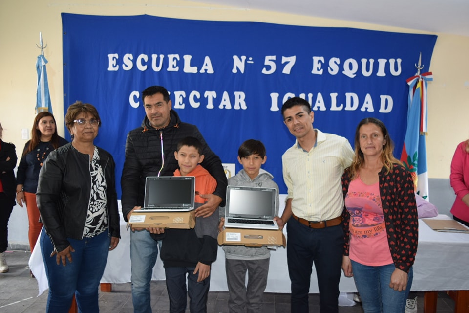 186 netbooks fueron entregadas por el Ministerio de Educacion a estudiantes secundarios de La Paz