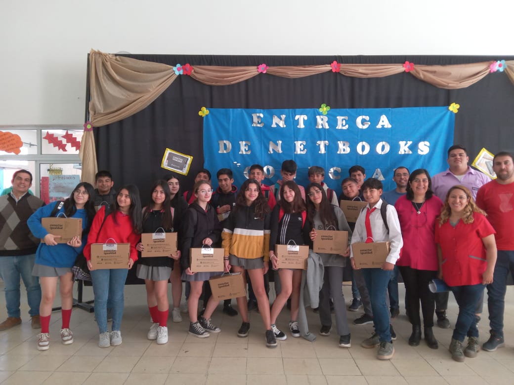 Alumnos de Lavalle recibieron 53 netbooks educativas1