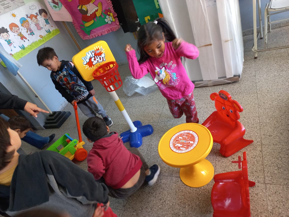 El Ministerio de Educacion continua dotando de mobiliario y juegos de patio a jardines de infantes de la provincia2