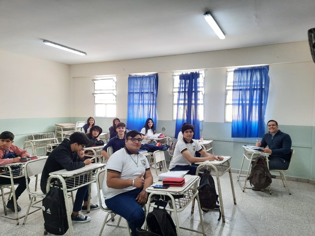 La Escuela Secundaria N64 Gdor. Juan Manuel Salas volvio a abrir las puertas a sus alumnos3