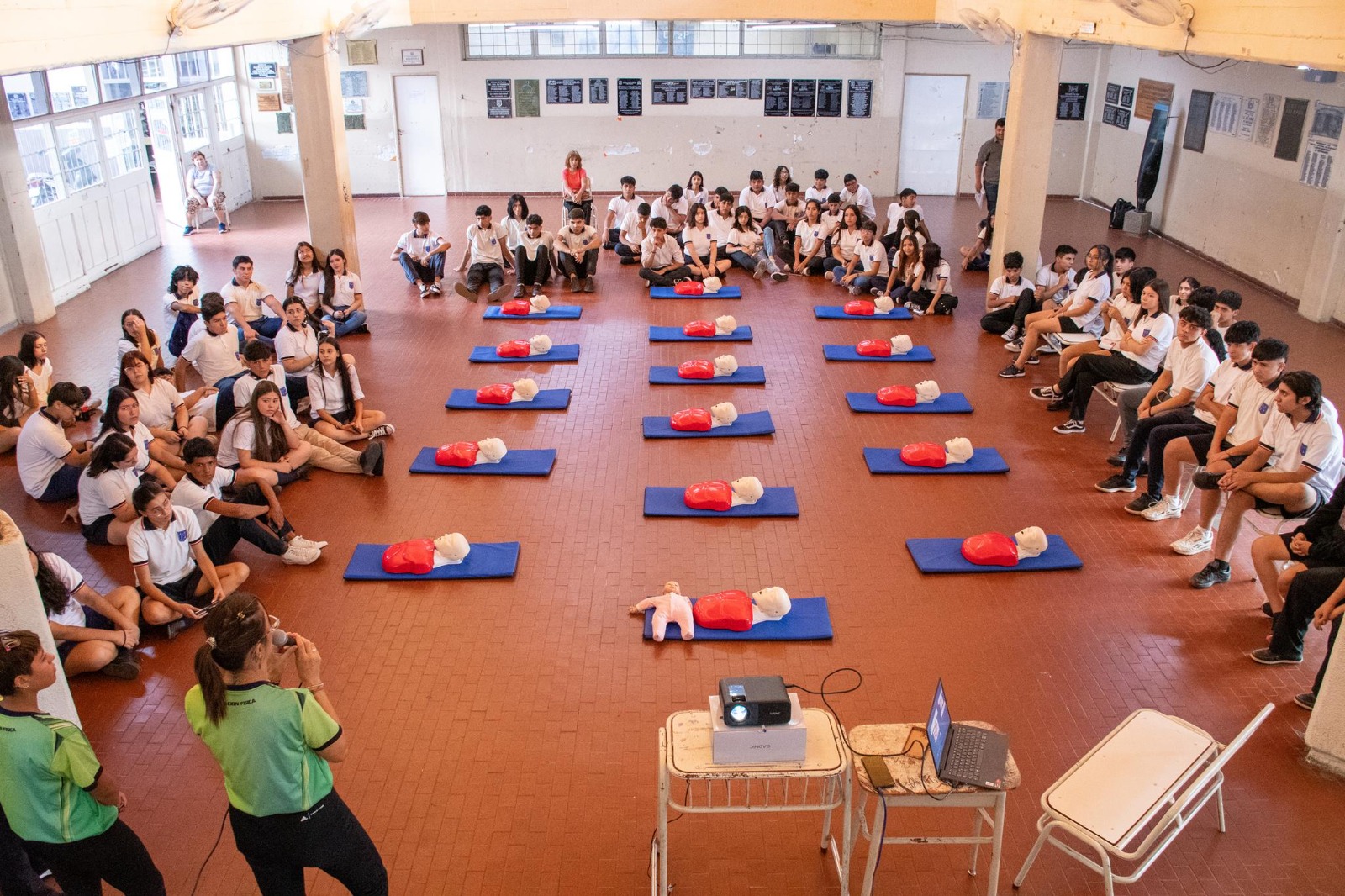 Comenzaron los talleres de Reanimación Cardiopulmonar Manos que Salvan en escuelas secundarias1