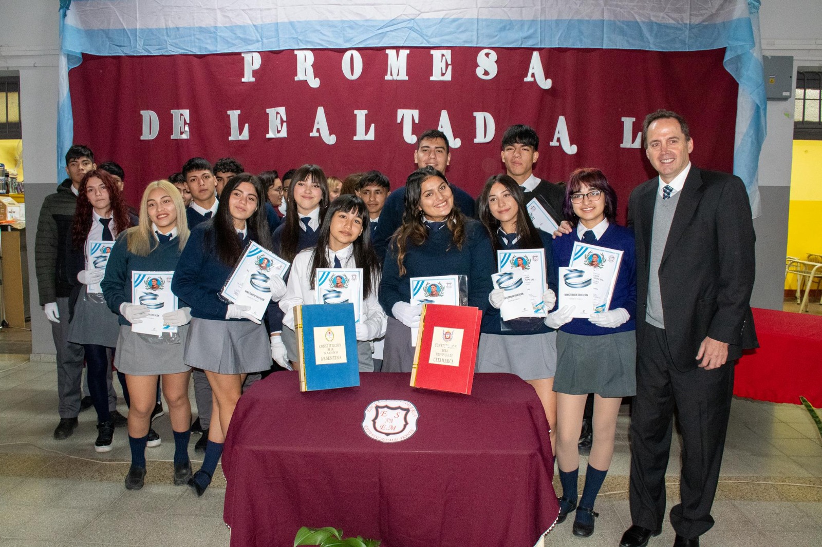 Alumnos de primaria y de secundaria prometieron lealtad a la Constitución Nacional y Provincial