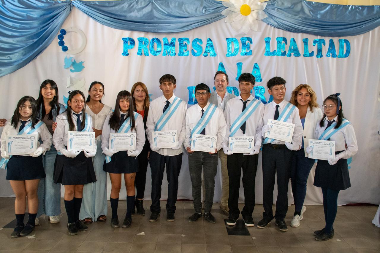 Alumnos de periodo especial prometieron lealtad a la bandera