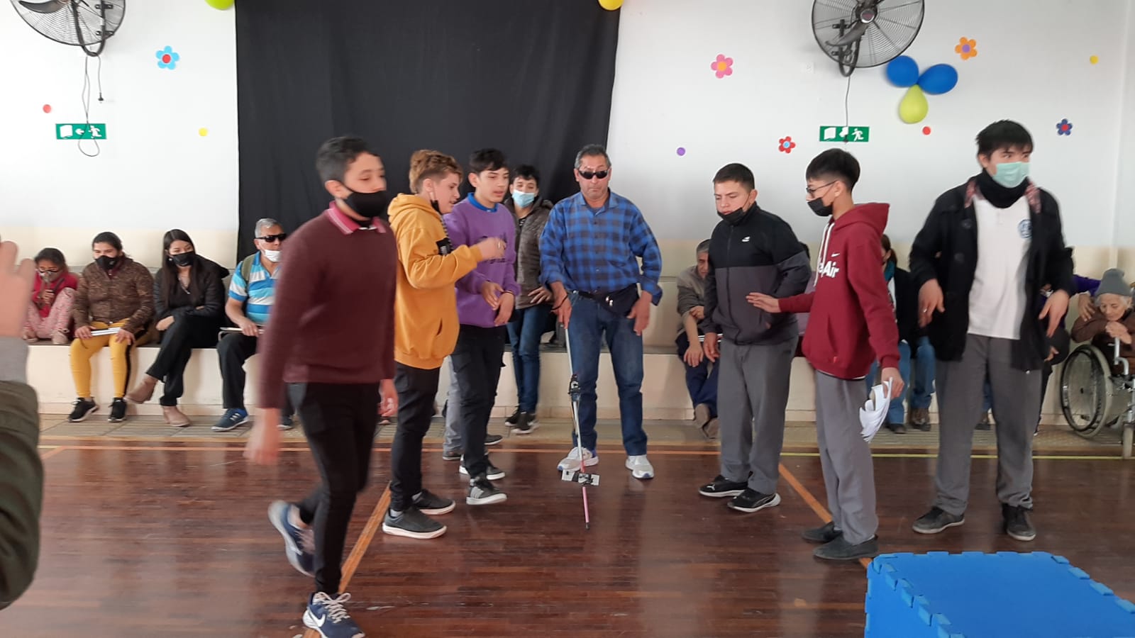 Alumnos de la EPET N7 que desarrollaron un prototipo de baston para ciegos visitaron la Escuela de Educacion Especial N998  Santa Lucia de Siracusa 