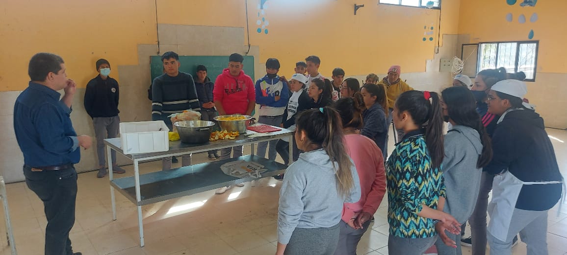Alumnos de la Secundaria Rural N12 de Guayamba se capacitaron en elaboracion de dulces