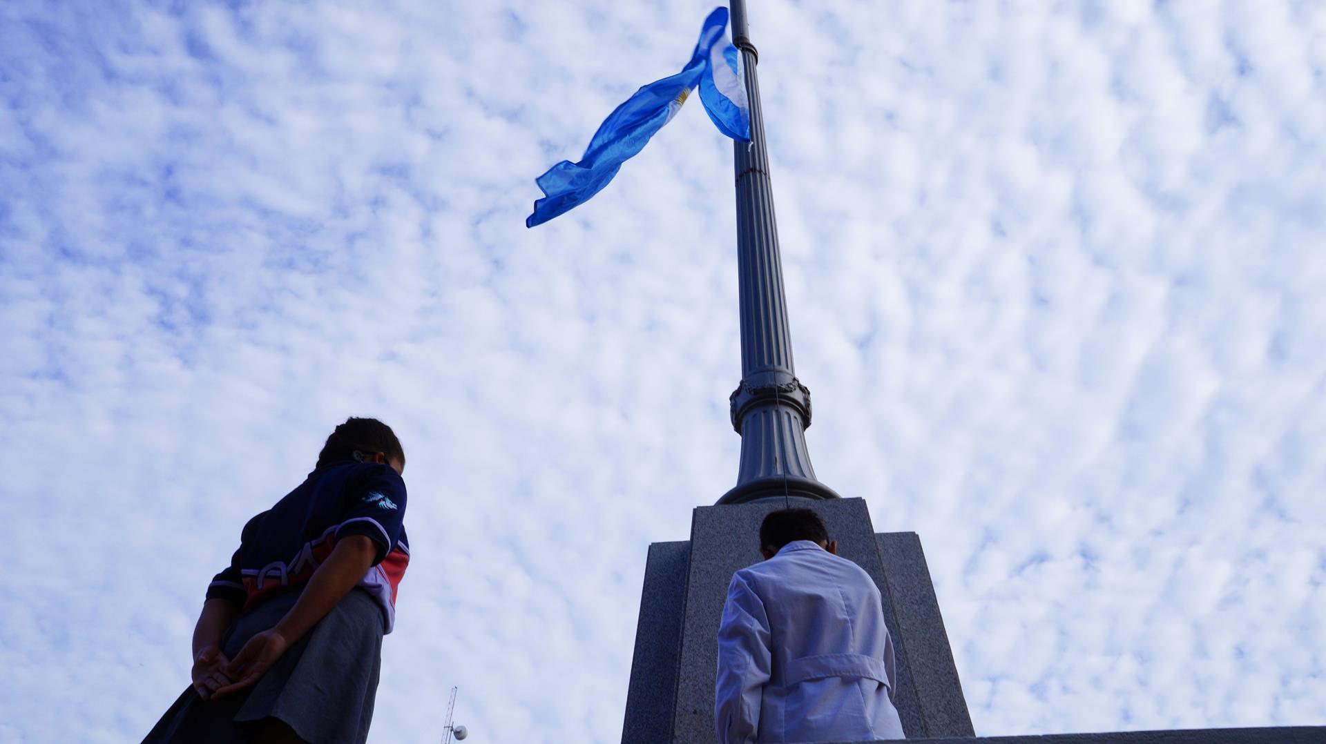 Alumnos y docentes de Educacion Especial izaron la bandera Argentina3