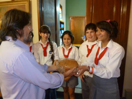 Ariza con alumnos de la cocina solidaria.JPG