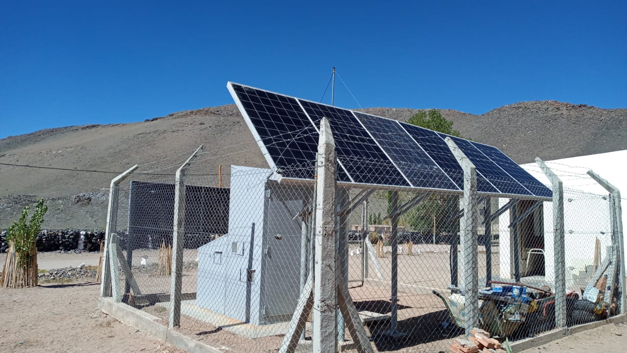 Educacion coloca nuevos paneles solares en escuelas de Antofagasta de la Sierra