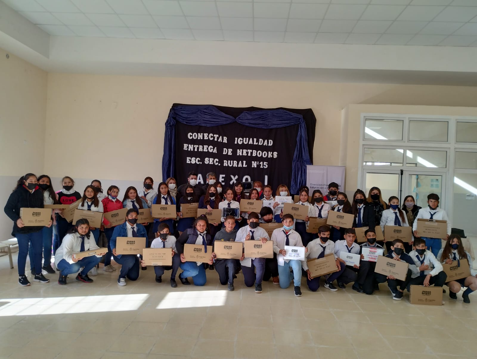 Educacion entrego 85 computadoras a alumnos de la Secundaria Rural N 15 de La Paz0
