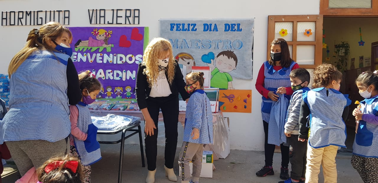 Educacion entrego kits escolares y pintores a jardines de infantes de Poman1