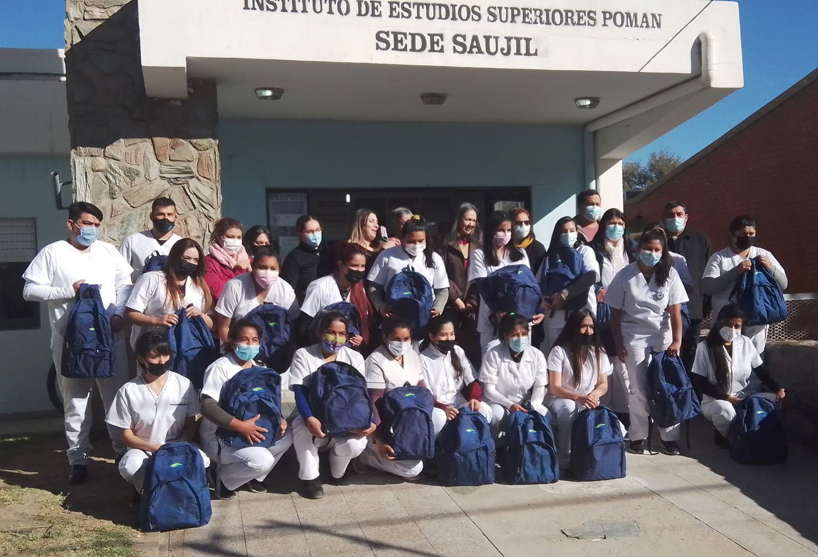 Educacion entrego mochilas tecnicas a alumnos de Enfermeria de Poman y Andalgala