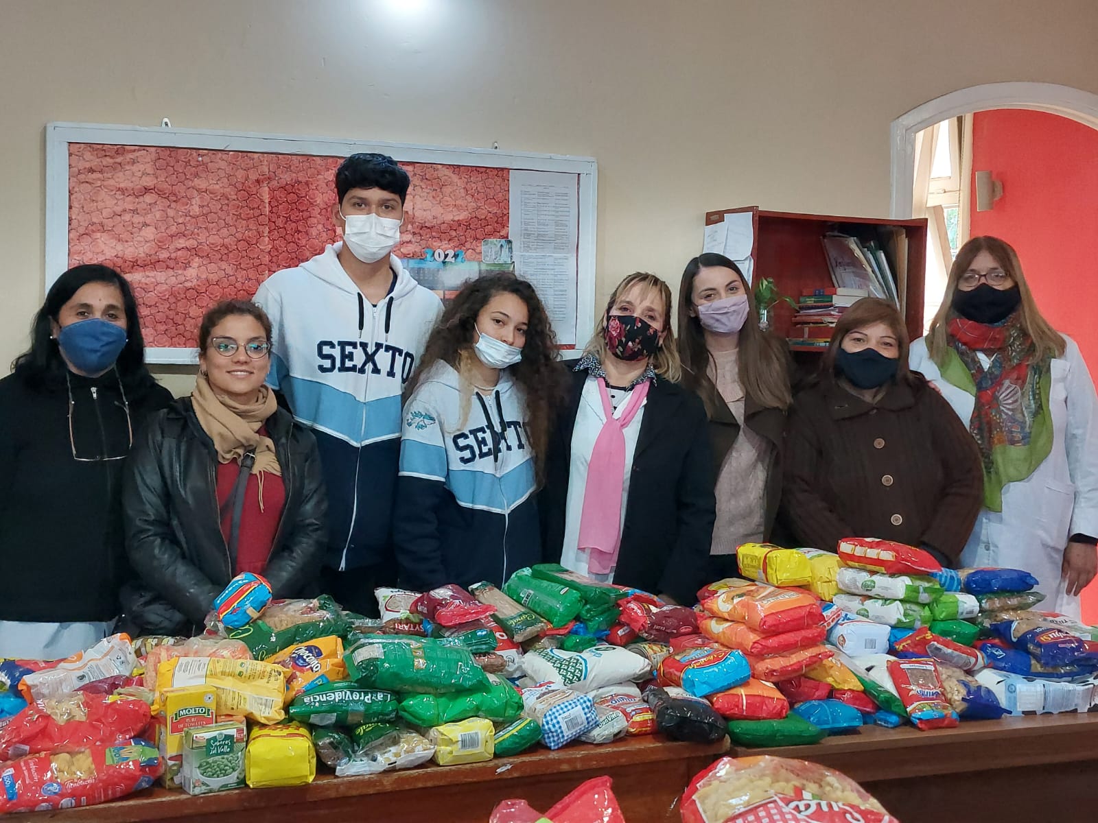 El Ministerio de Educacion conjuntamente con la Escuela Miguel Cane dono alimentos no perecederos