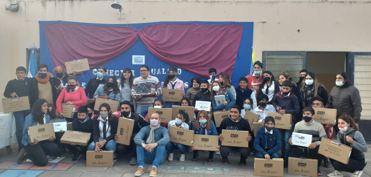 El Ministerio de Educacion entrego 147 netbooks a alumnos de La Paz1