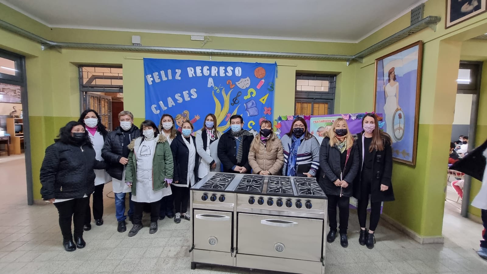 El Ministerio de Educacion entrego cocinas industriales a dos escuelas del Valle Central