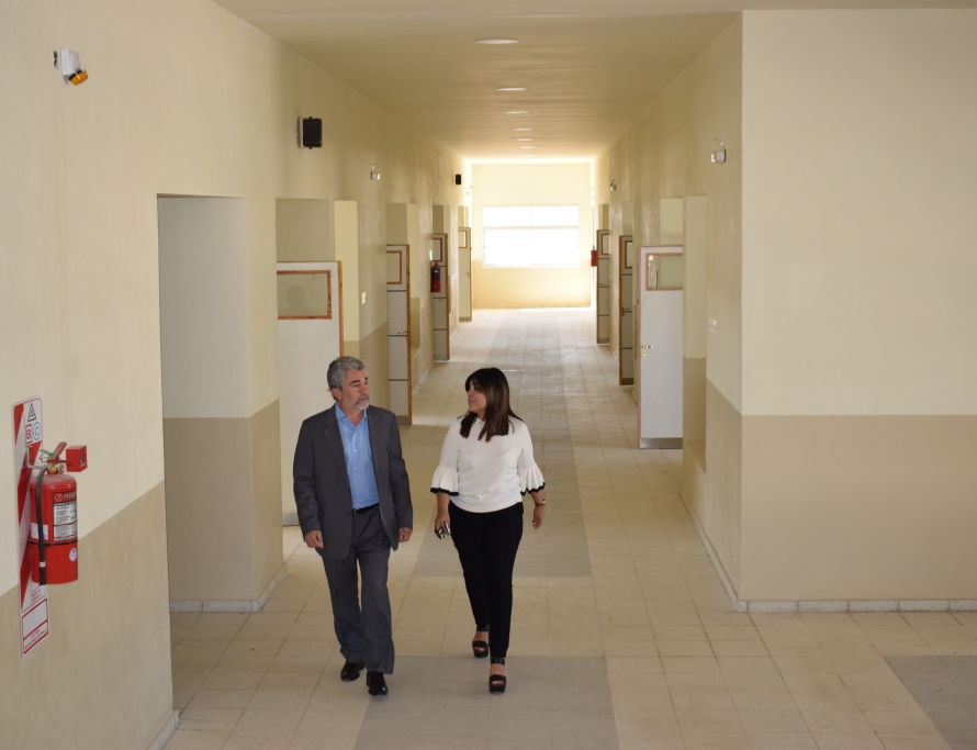 El ministro Gutierrez y la jefa de Gabinete recorrieron la escuela de Valle Chico